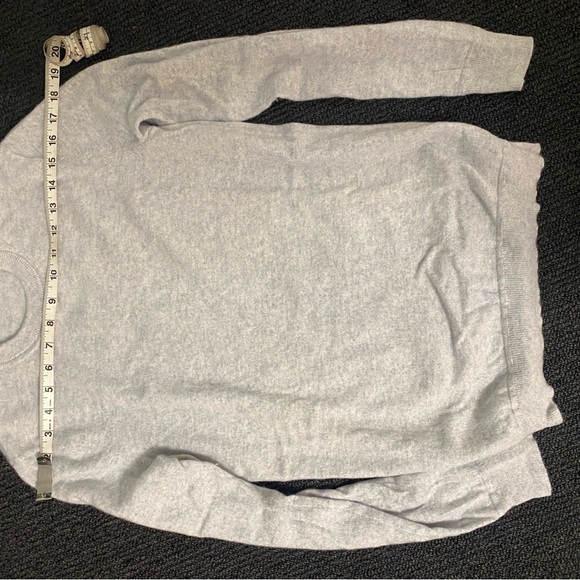 Theory cashmere light grey sweater - Picture 2 of 4